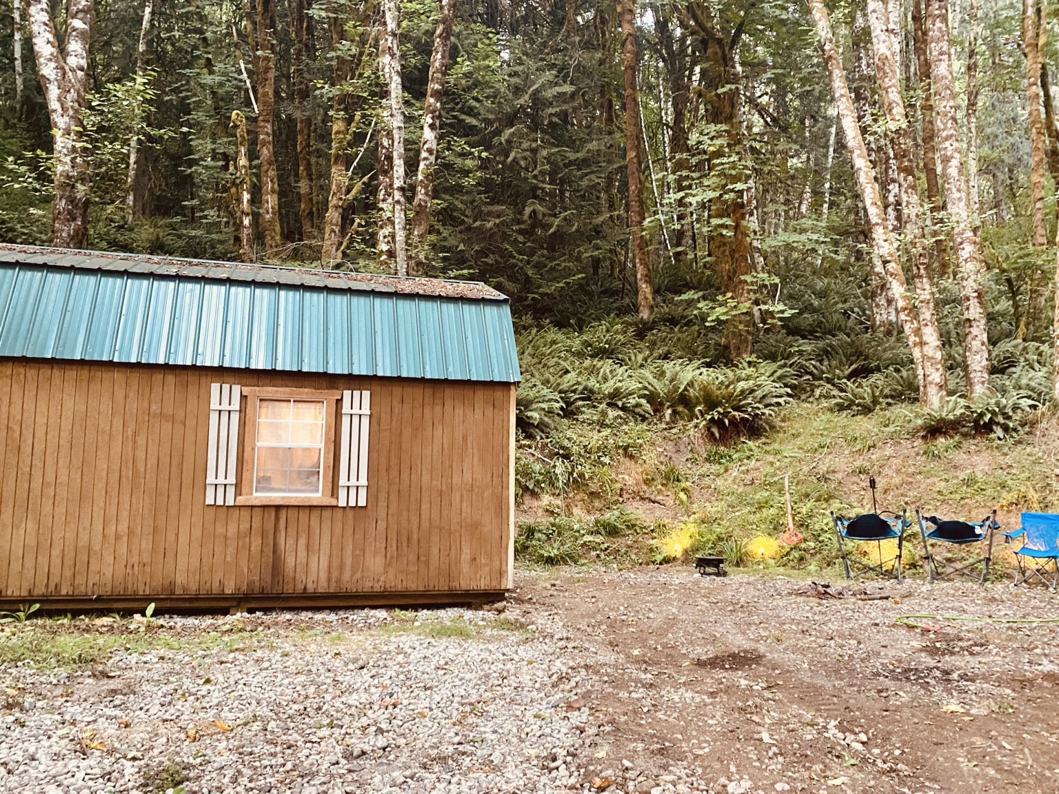 Castle Rock Mini Lodge and firepit seating tucked into the Washington woods